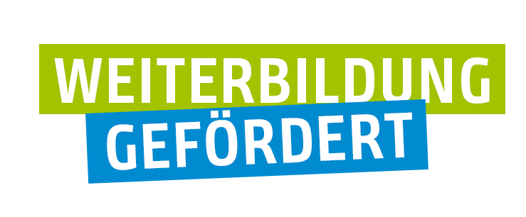 Das Bild zeigt den Schriftzug "WEITERBILDUNG GEFÖRDERT" in fetten weißen Buchstaben auf grünem und blauem Hintergrund und unterstreicht damit das Engagement von brainymotion für die Förderung der Weiterbildung.