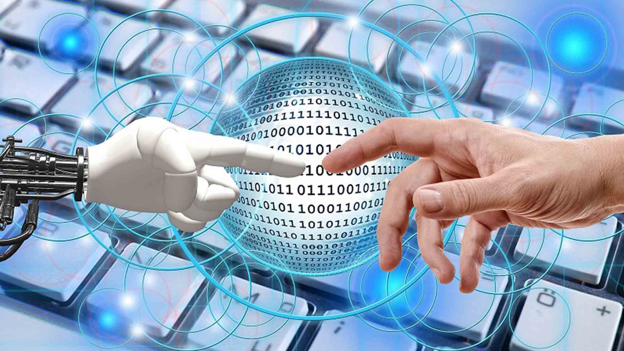 Eine Roboterhand und eine menschliche Hand greifen einander entgegen, in der Mitte umgibt ein Binärcode einen Globus. Im Hintergrund ist eine Computertastatur mit herumwirbelnden blauen digitalen Elementen zu sehen, die die Verschmelzung von Technologie und Menschlichkeit symbolisieren.